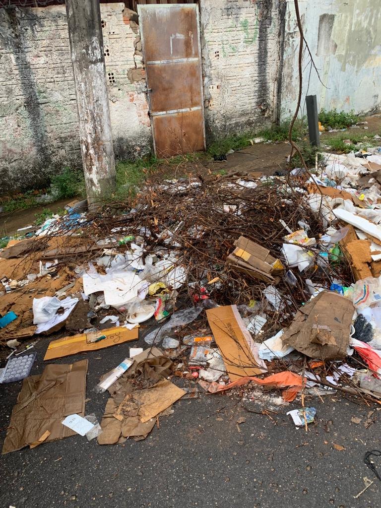 IMUNDÍCIE: Empresários sofrem com lixo em frente a comércios no Centro