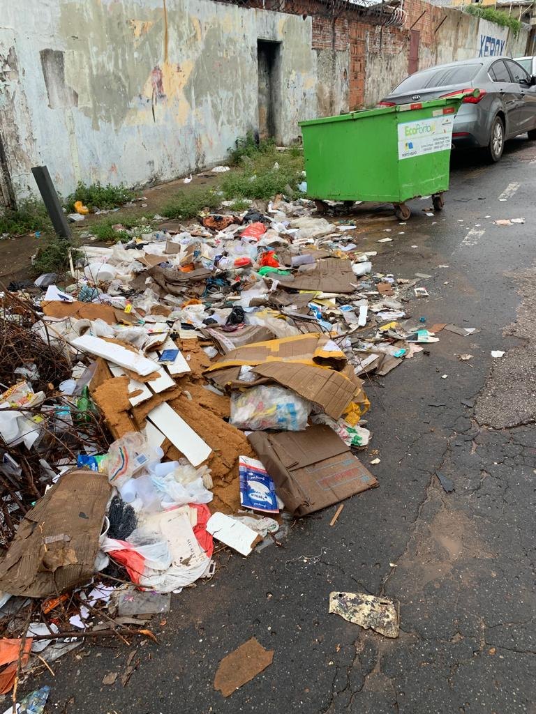 IMUNDÍCIE: Empresários sofrem com lixo em frente a comércios no Centro