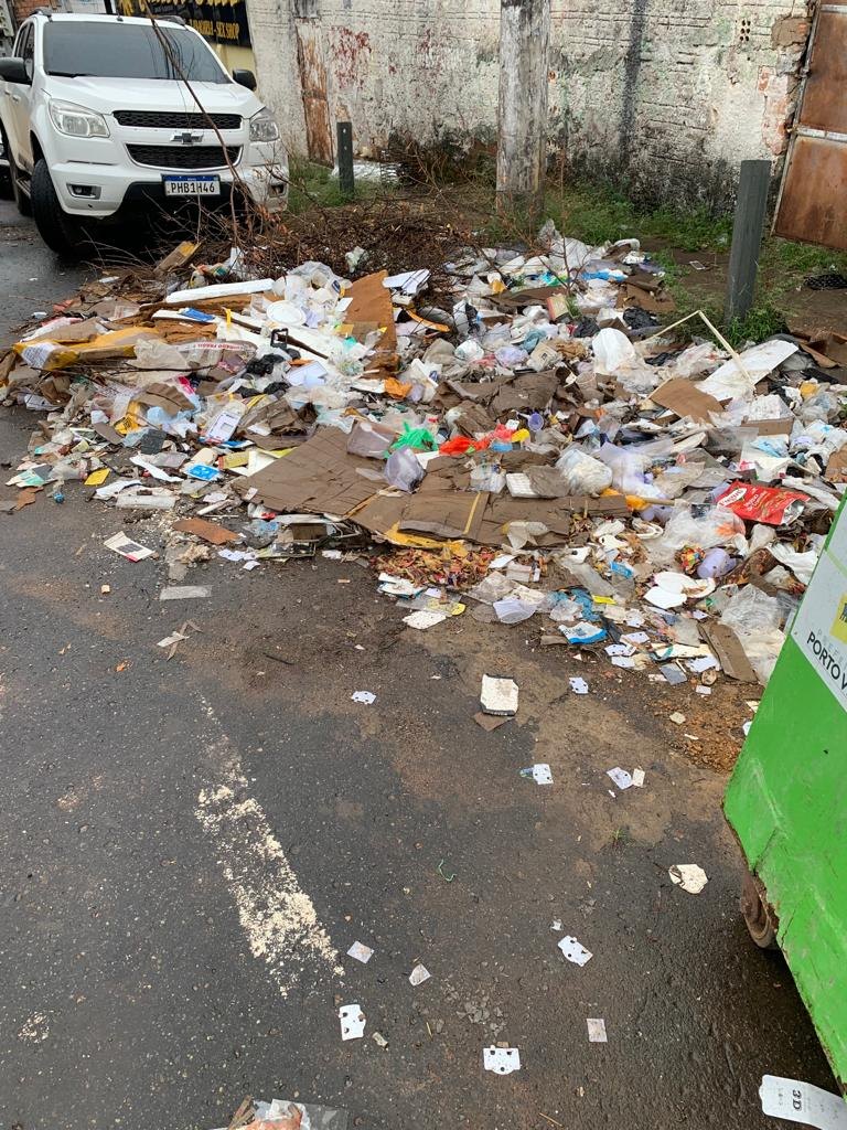IMUNDÍCIE: Empresários sofrem com lixo em frente a comércios no Centro