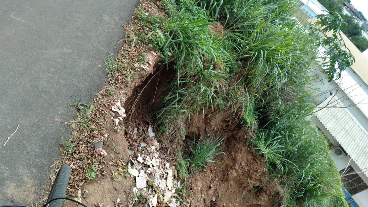 BAIRRO AREAL: Moradores dizem que morro está caindo e pode atingir moradores e escola pública