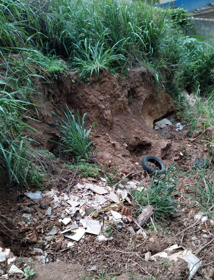 BAIRRO AREAL: Moradores dizem que morro está caindo e pode atingir moradores e escola pública