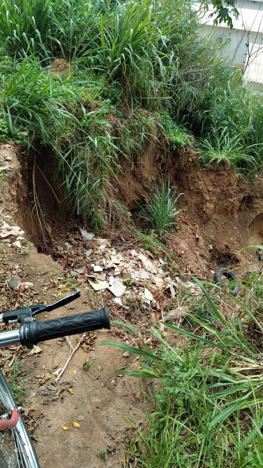 BAIRRO AREAL: Moradores dizem que morro está caindo e pode atingir moradores e escola pública