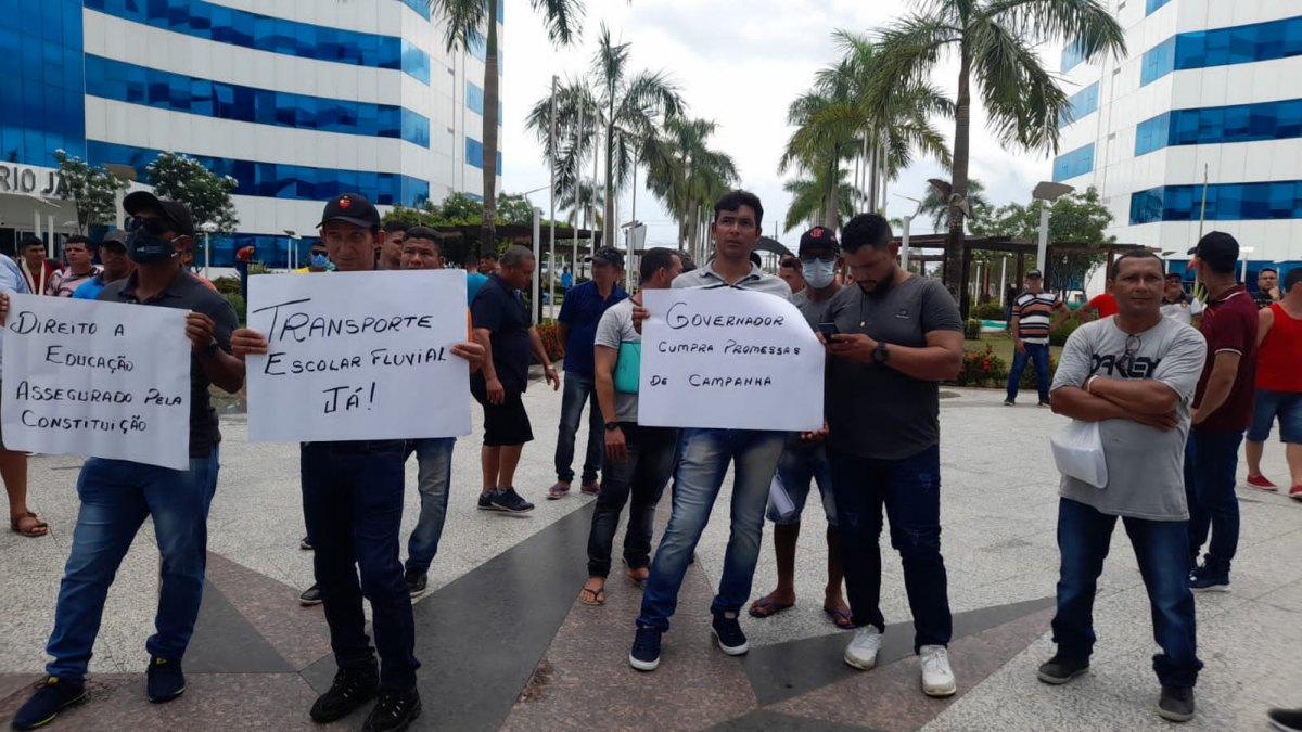 PROBLEMA ANTIGO: Pais do Baixo Madeira fazem protesto e pedem transporte escolar