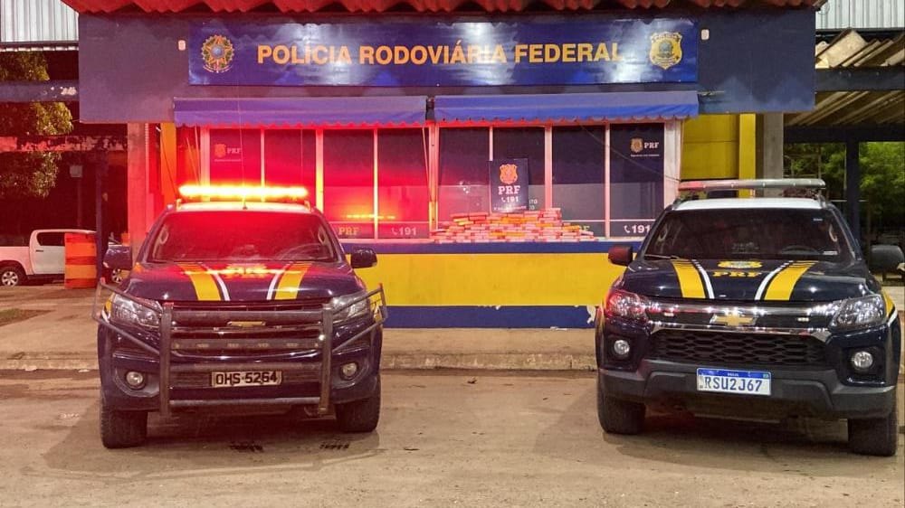 FLAGRANTE: PRF prende traficante com mais de 70 quilos de drogas em carro 