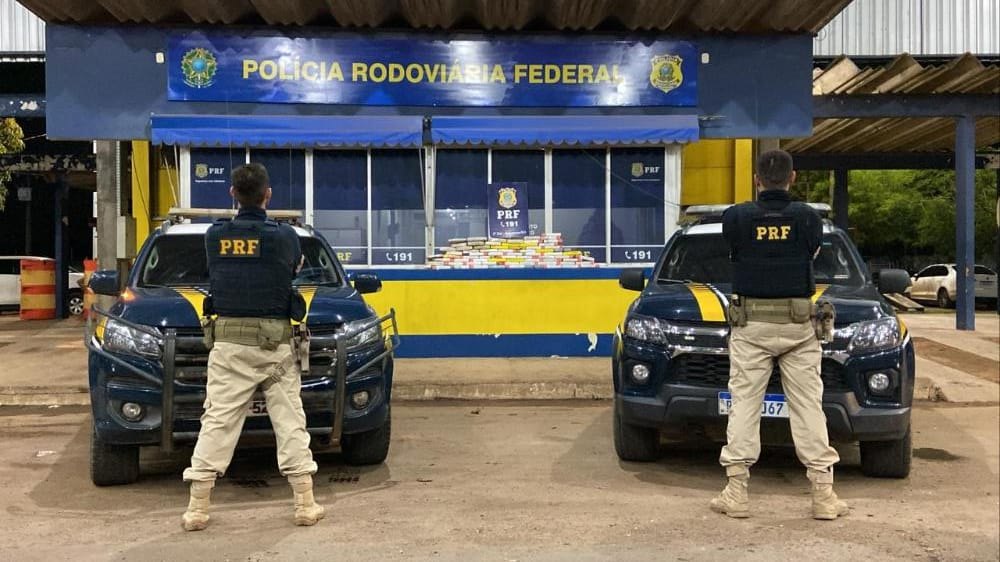 FLAGRANTE: PRF prende traficante com mais de 70 quilos de drogas em carro 