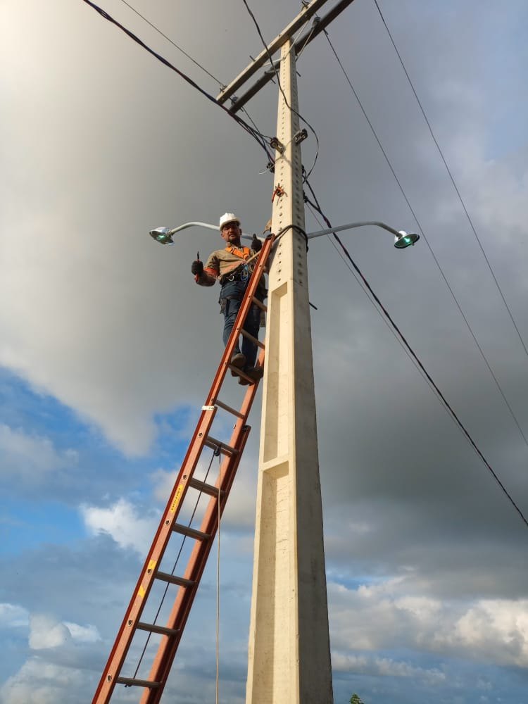 ILUMINAÇÃO: Serviços são realizados na comunidade Prosperidade a pedido de Valtinho Canuto