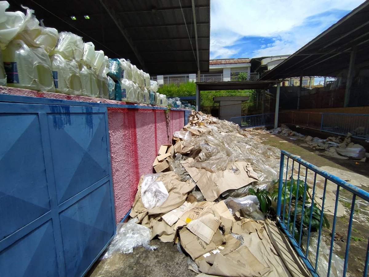 PELA SEDUC: Carteiras escolares e álcool estão guardados de forma irregular em Porto Velho