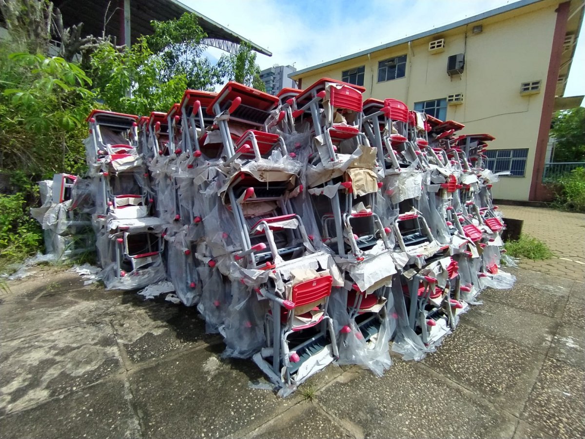 PELA SEDUC: Carteiras escolares e álcool estão guardados de forma irregular em Porto Velho