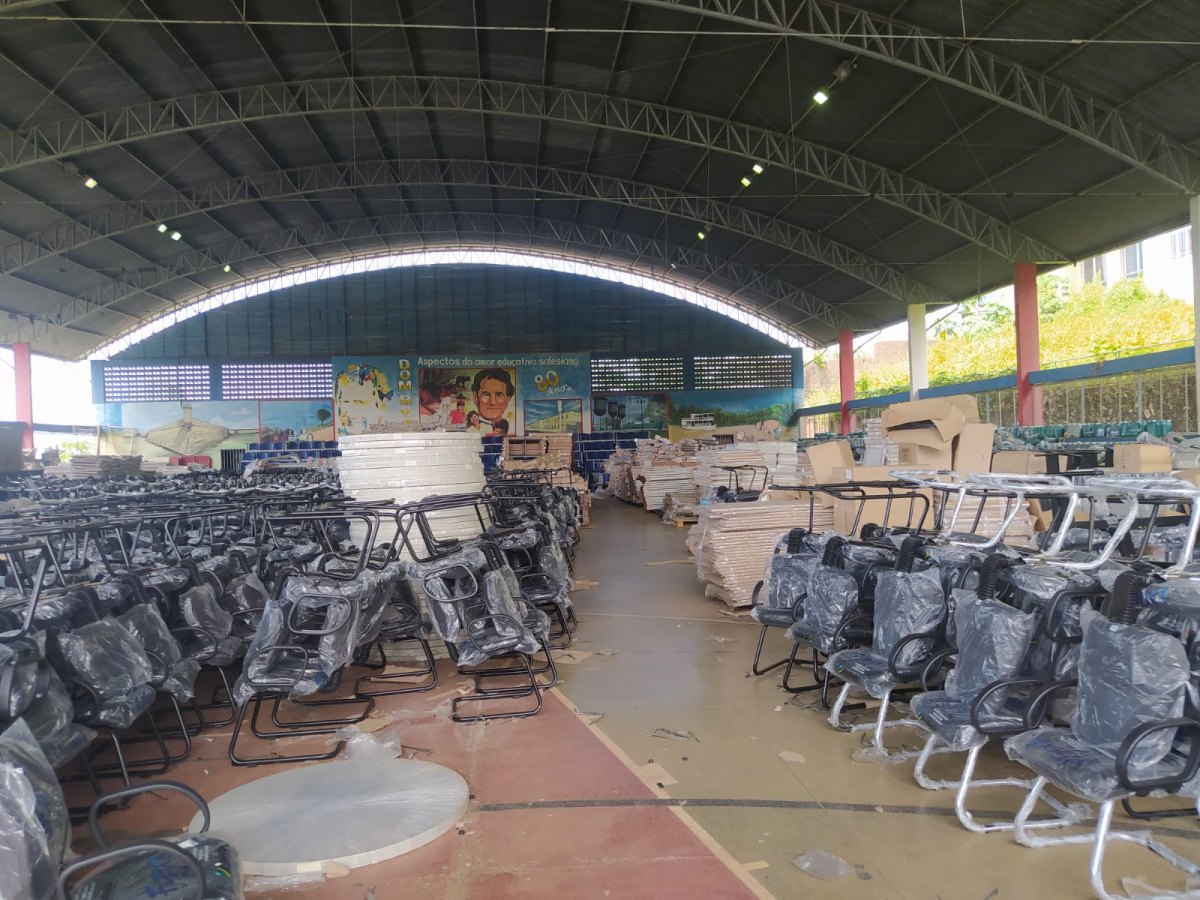 PELA SEDUC: Carteiras escolares e álcool estão guardados de forma irregular em Porto Velho