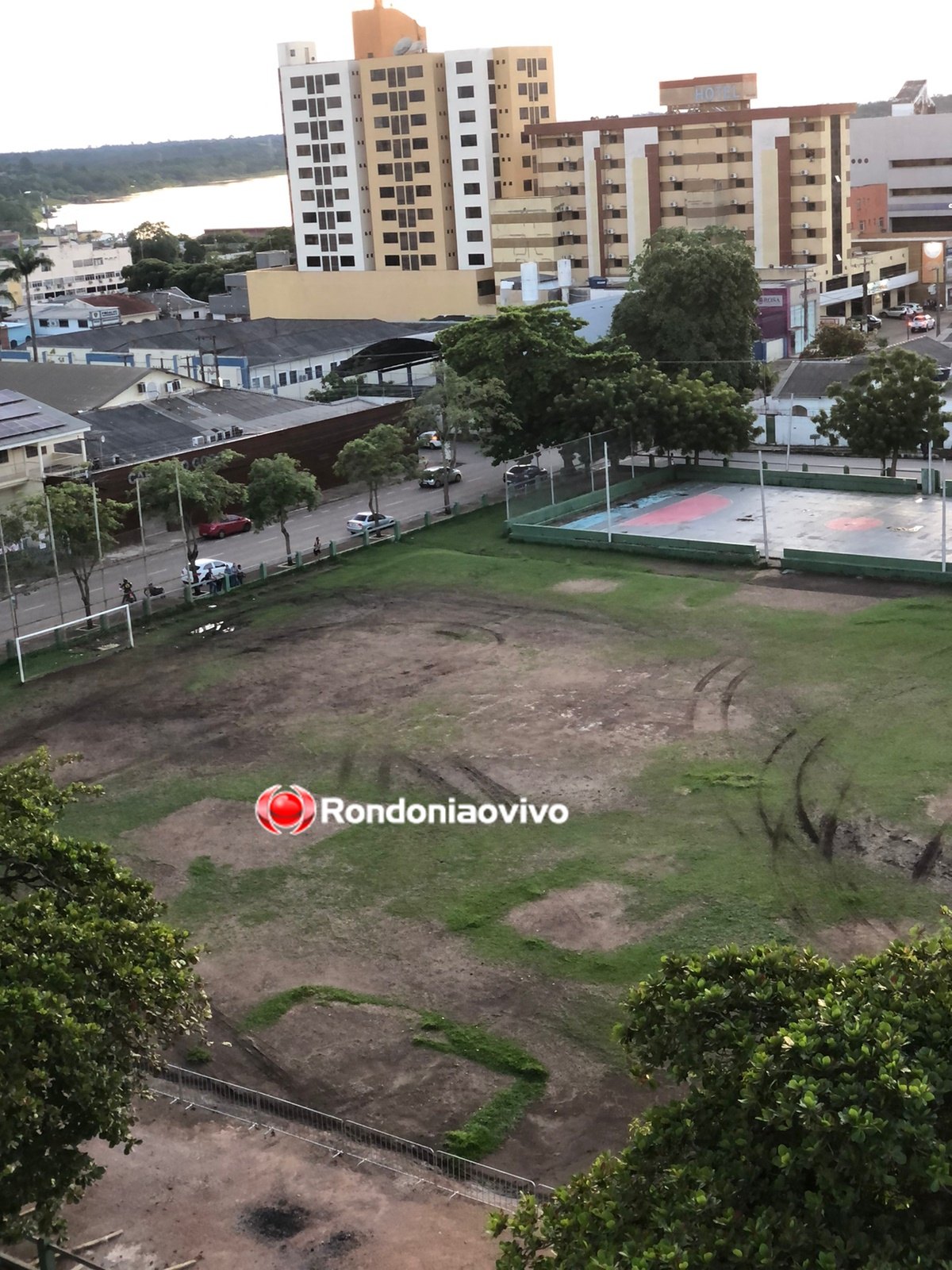 DESTRUÍDO: Campo de futebol da 17ª Brigada, na capital, está em estado precário 