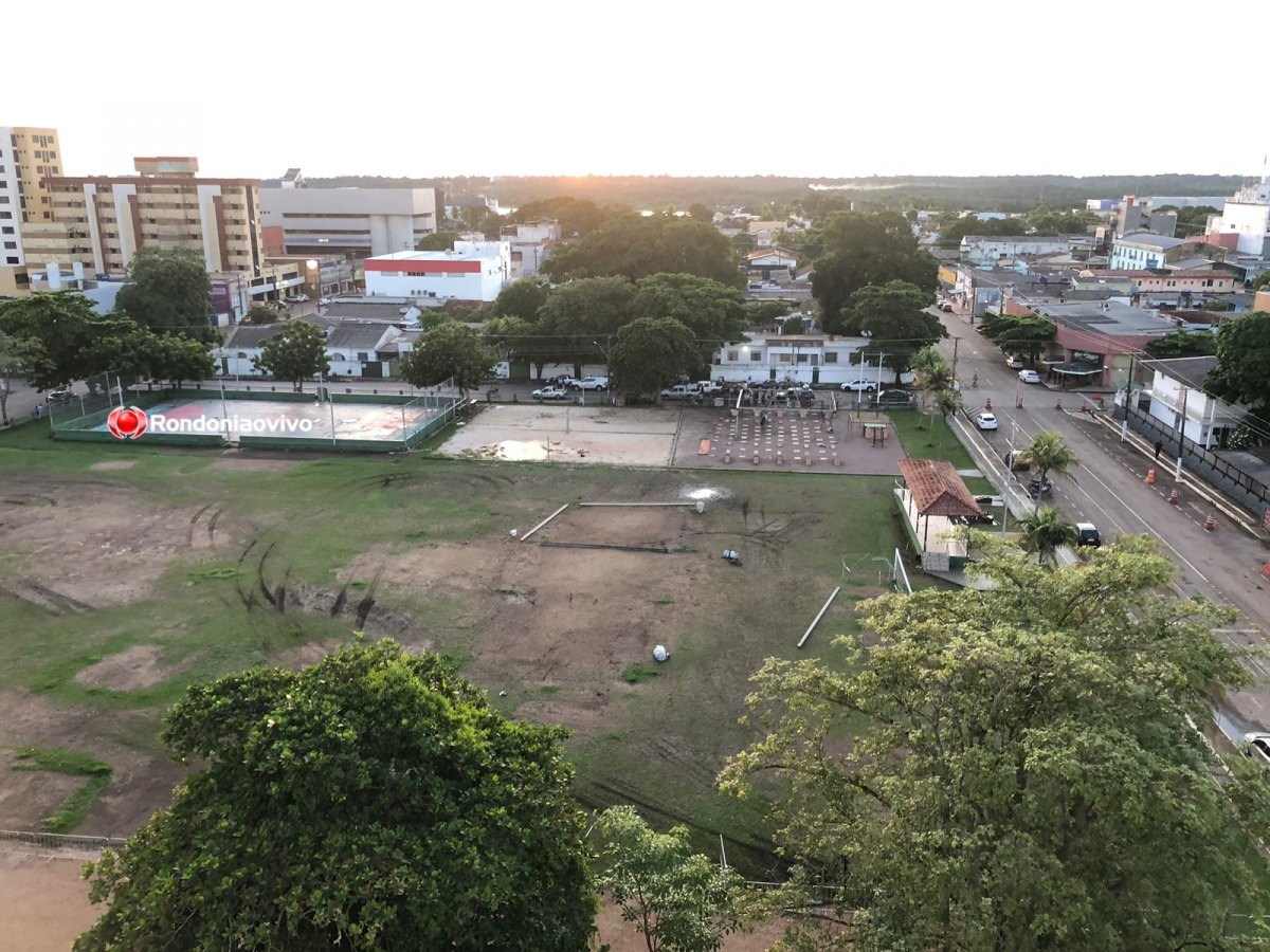 DESTRUÍDO: Campo de futebol da 17ª Brigada, na capital, está em estado precário 