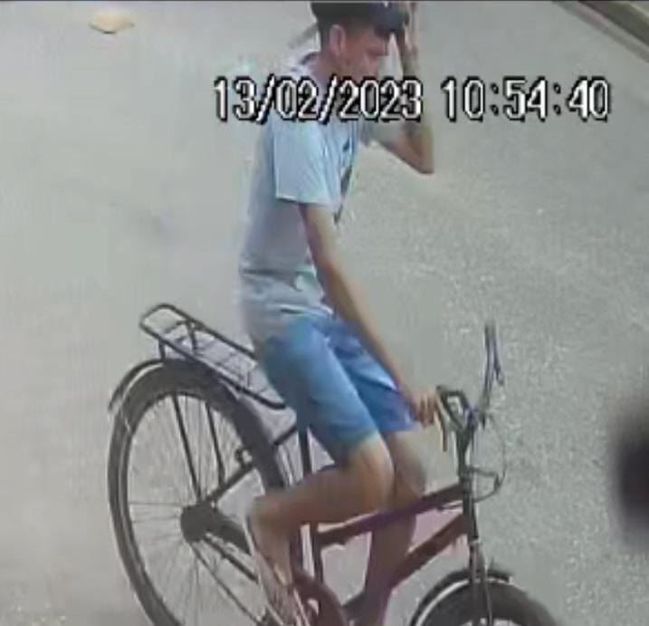 VÍDEO: Funcionária grita, sai correndo e escapa de assalto em vidraçaria 