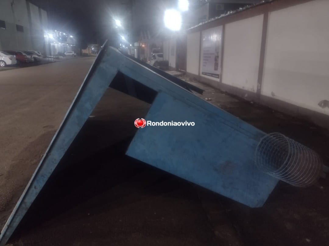 INADMISSÍVEL: Ladrões são flagrados furtando parada de ônibus na Jorge Teixeira 