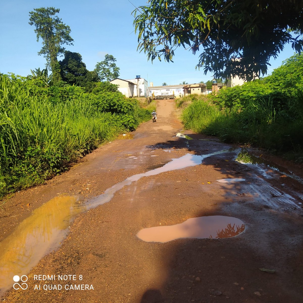 BURACO E LAMA: Moradora de Extrema mostra as péssimas condições das ruas no distrito da capital