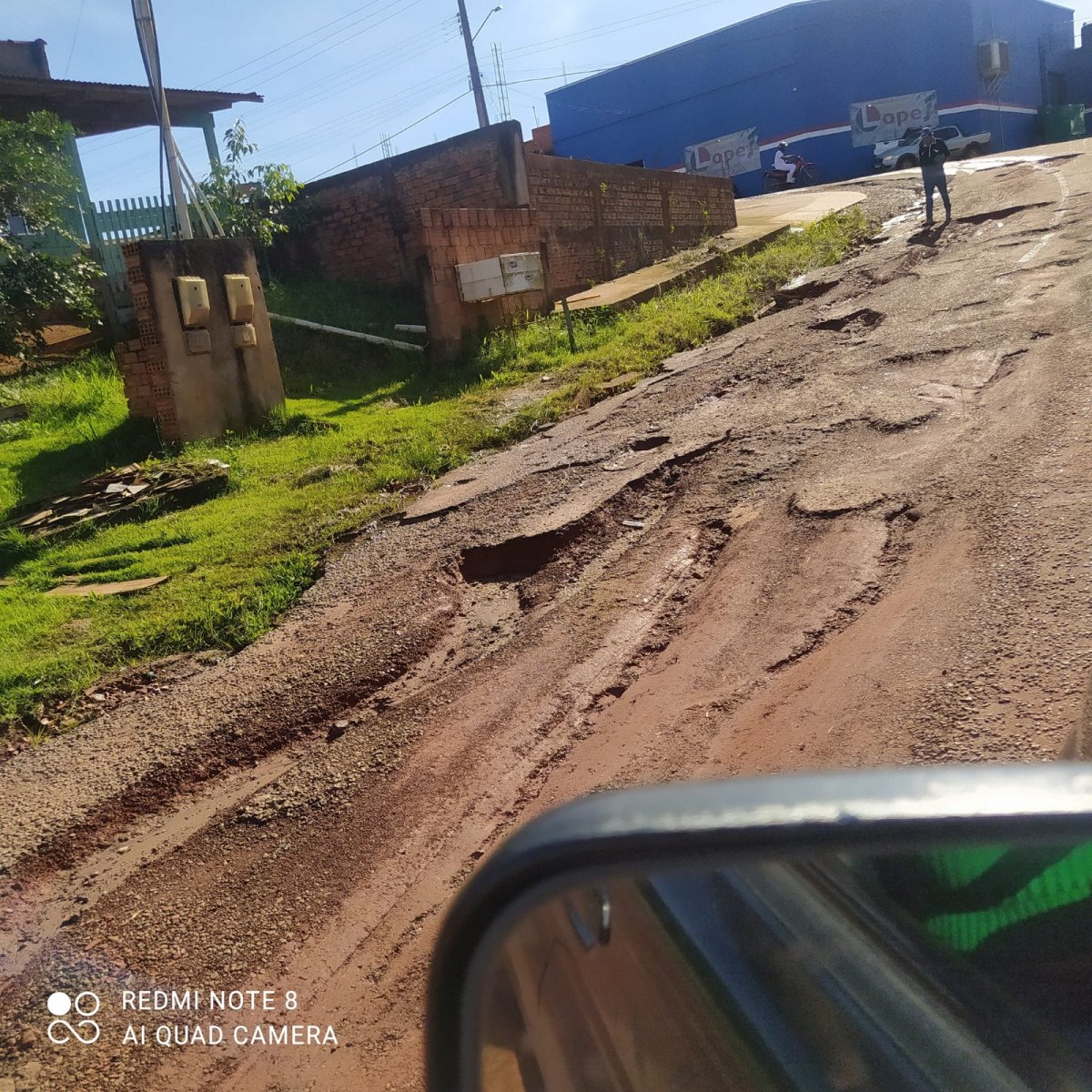 BURACO E LAMA: Moradora de Extrema mostra as péssimas condições das ruas no distrito da capital