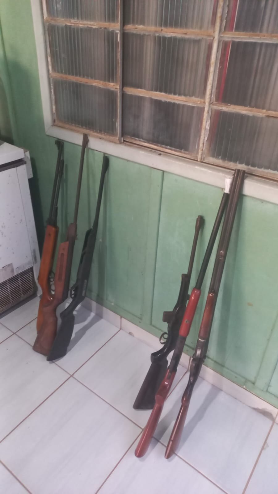 VALE DAS ARMAS: PF realiza operação contra fábrica e venda de armas caseiras 