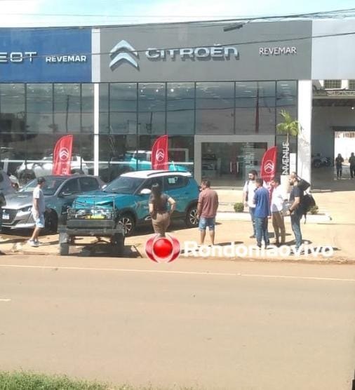CENAS DA CIDADE: Carro zerado é atingido por reboque que se soltou de moto