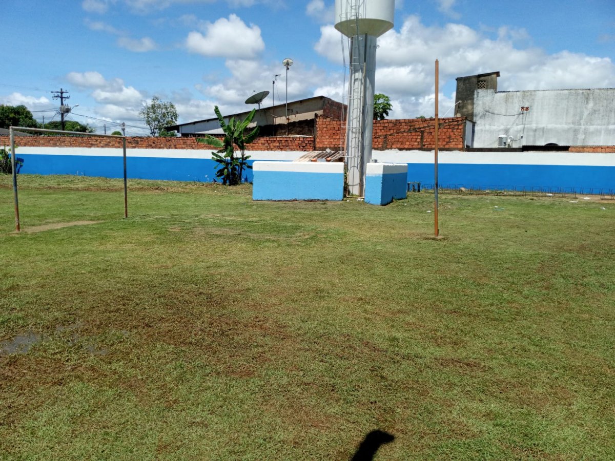 JOEL DA ENFERMAGEM: Vereador financia limpeza de escola municipal com dinheiro do próprio bolso