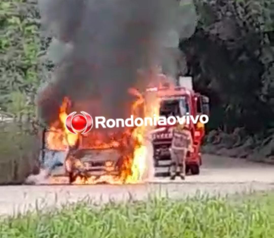 SINISTRO: Carro é completamente destruído por incêndio na Estrada da Penal 