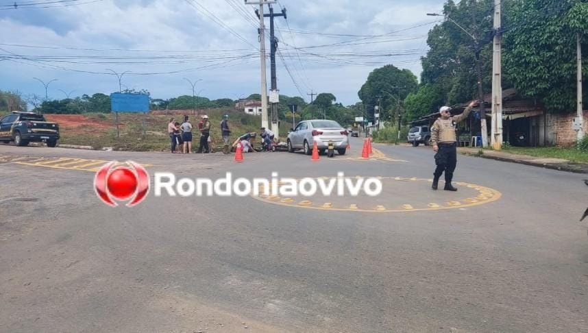NA ROTATÓRIA: Acidente entre carro e moto deixa passageira ferida 