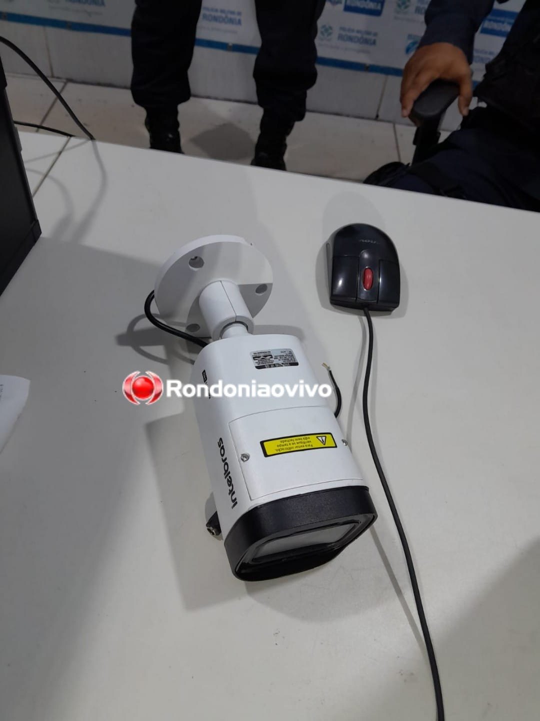 OUSADO: Ladrão é flagrado furtando câmera de empresa de monitoramento 