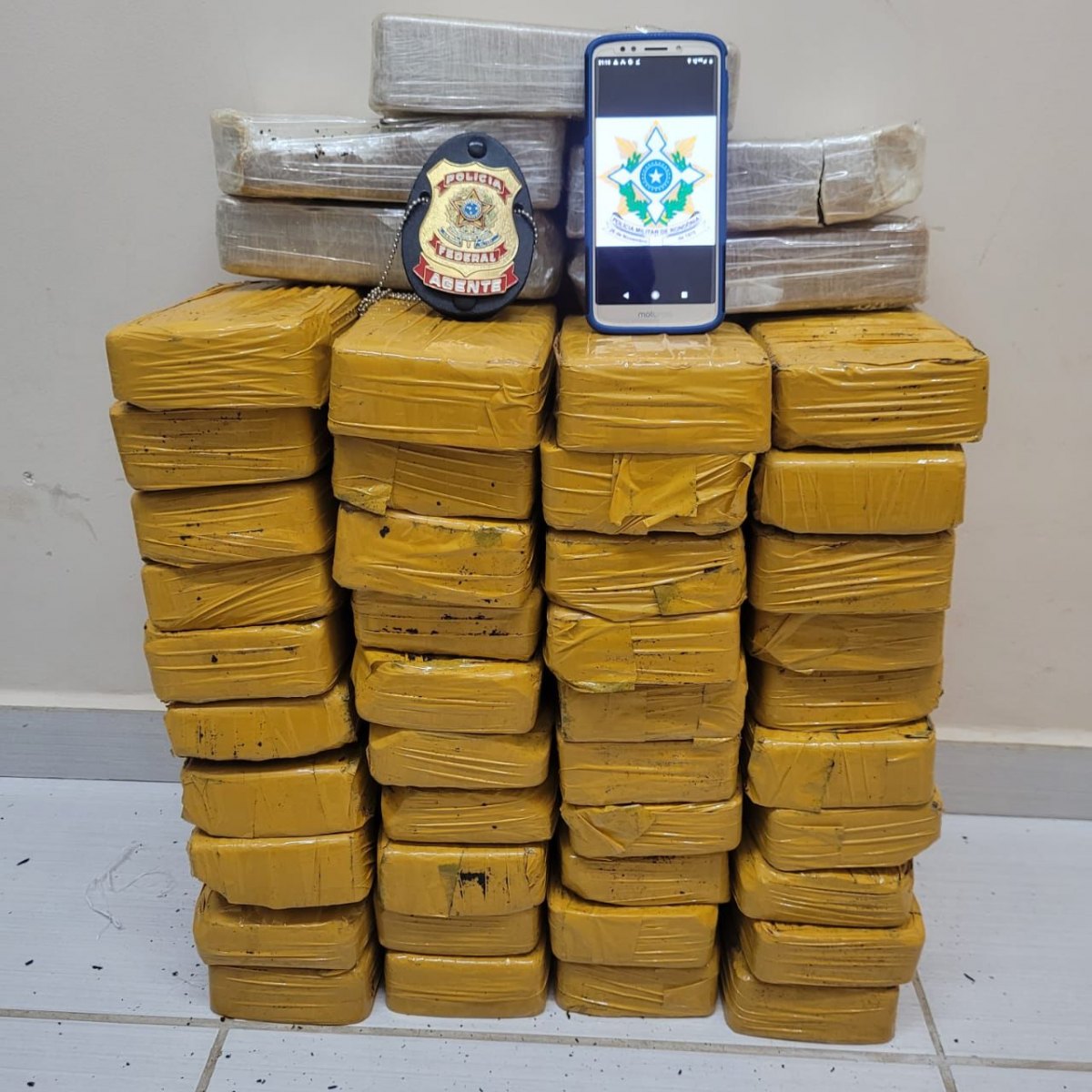 INTERCEPTADO: PM e PF flagram traficante com cerca de 50 quilos de cocaína