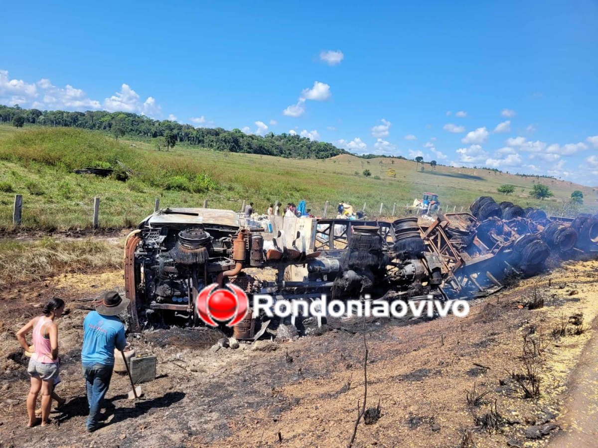 DESTRUÍDA: Carreta pega fogo após tombar na BR-364 e carga é saqueada