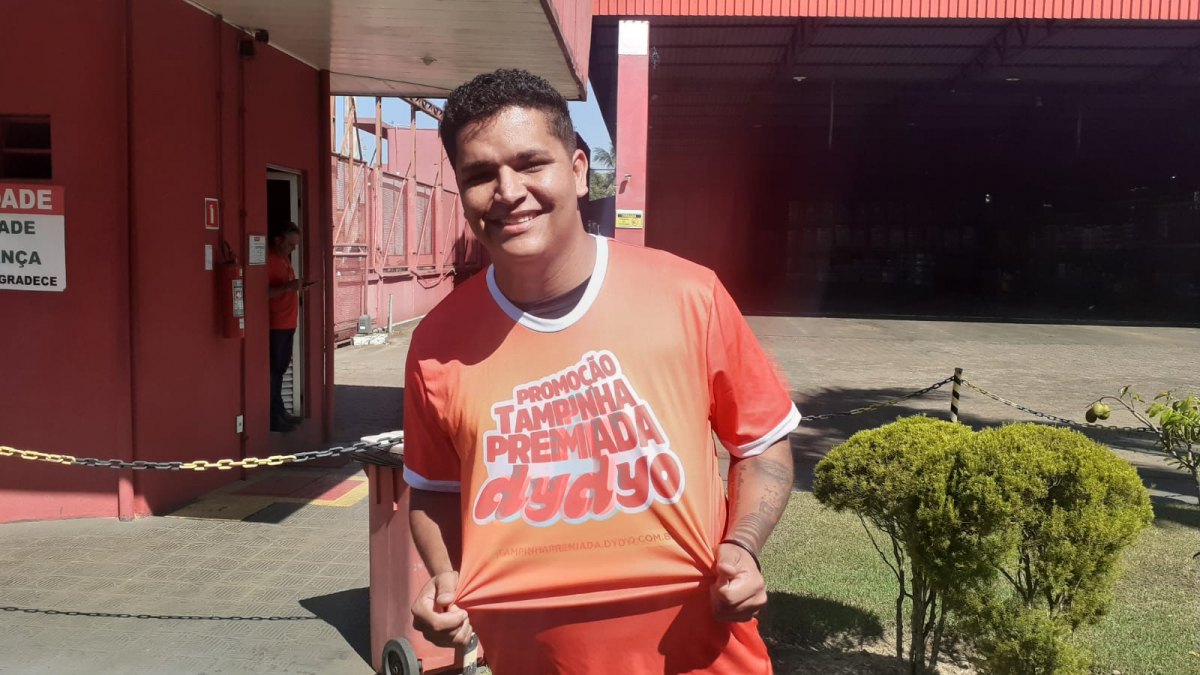 VIDA NOVA: Homem demitido após foto com refrigerante rival é contratado pela Dydyo