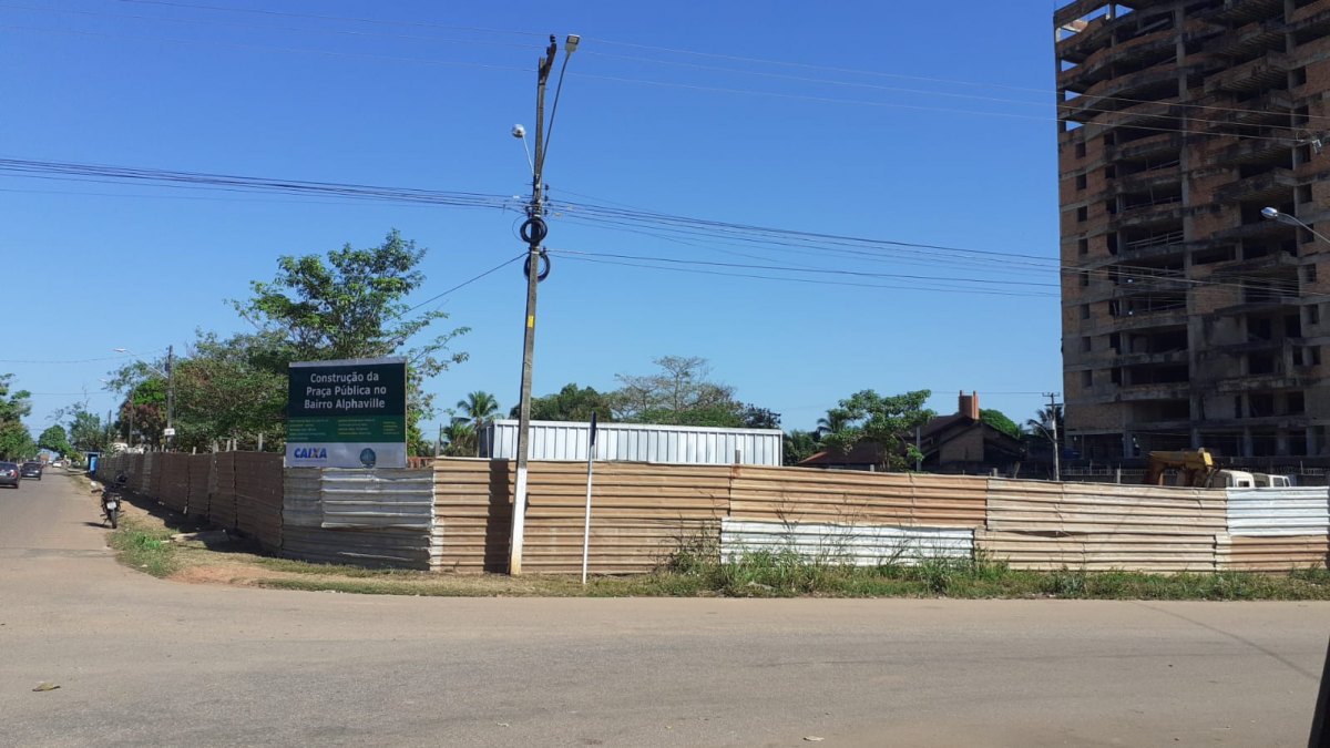 ESQUECIMENTO: População reclama de obra abandonada de praça por Hildon Chaves 