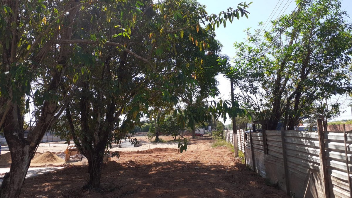 ESQUECIMENTO: População reclama de obra abandonada de praça por Hildon Chaves 