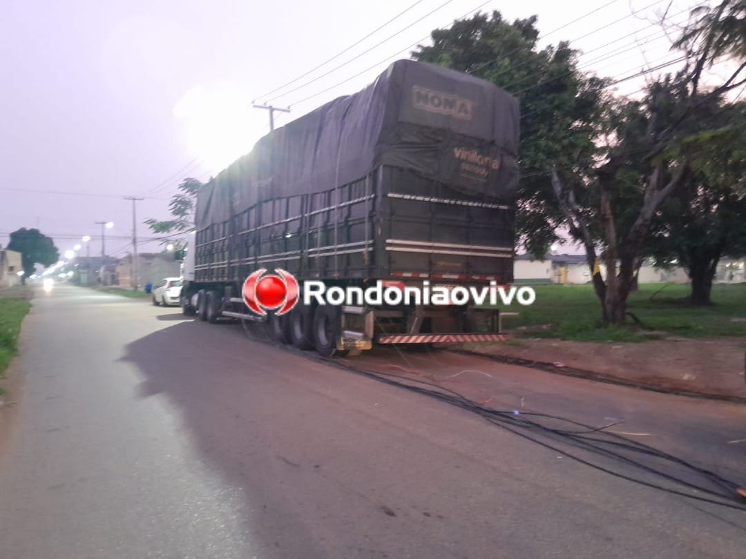 DESTRUIÇÃO: Carreta arrasta fios, quebra postes e semáforo na capital 