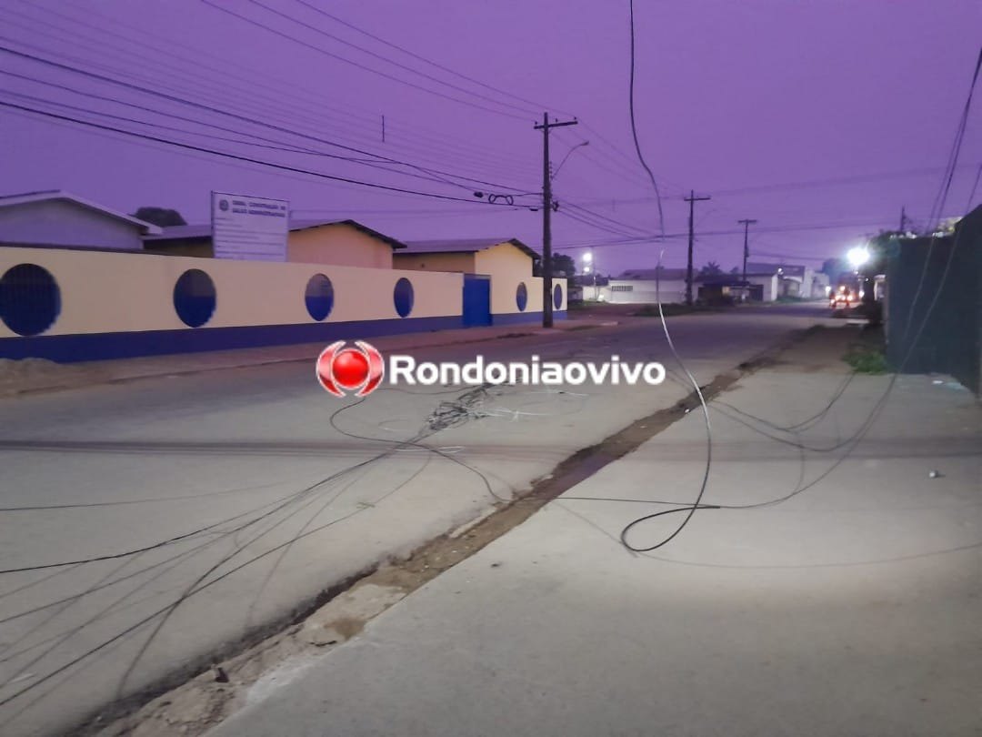 DESTRUIÇÃO: Carreta arrasta fios, quebra postes e semáforo na capital 