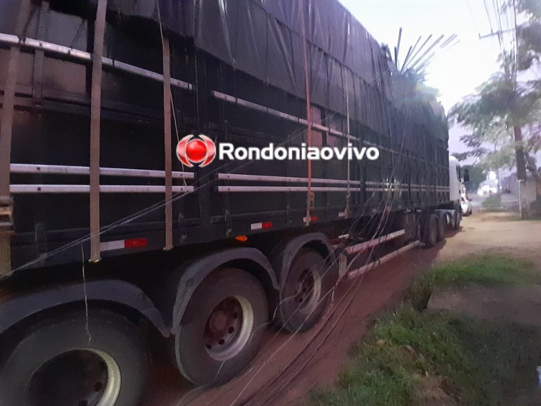 DESTRUIÇÃO: Carreta arrasta fios, quebra postes e semáforo na capital 