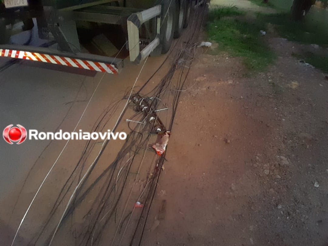 DESTRUIÇÃO: Carreta arrasta fios, quebra postes e semáforo na capital 