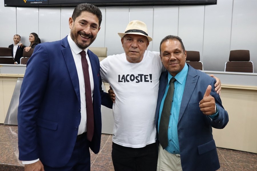 MÁRCIO PACELE: Vereador anuncia concurso e reconhece servidores aposentados