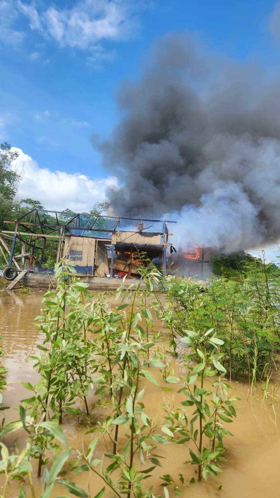 GARIMPO ILEGAL: Dez dragas são explodidas durante operação da PF e Ibama no rio Madeira