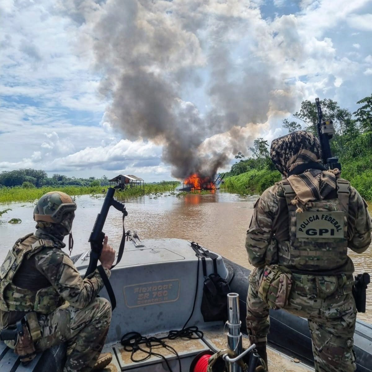 GARIMPO ILEGAL: Dez dragas são explodidas durante operação da PF e Ibama no rio Madeira