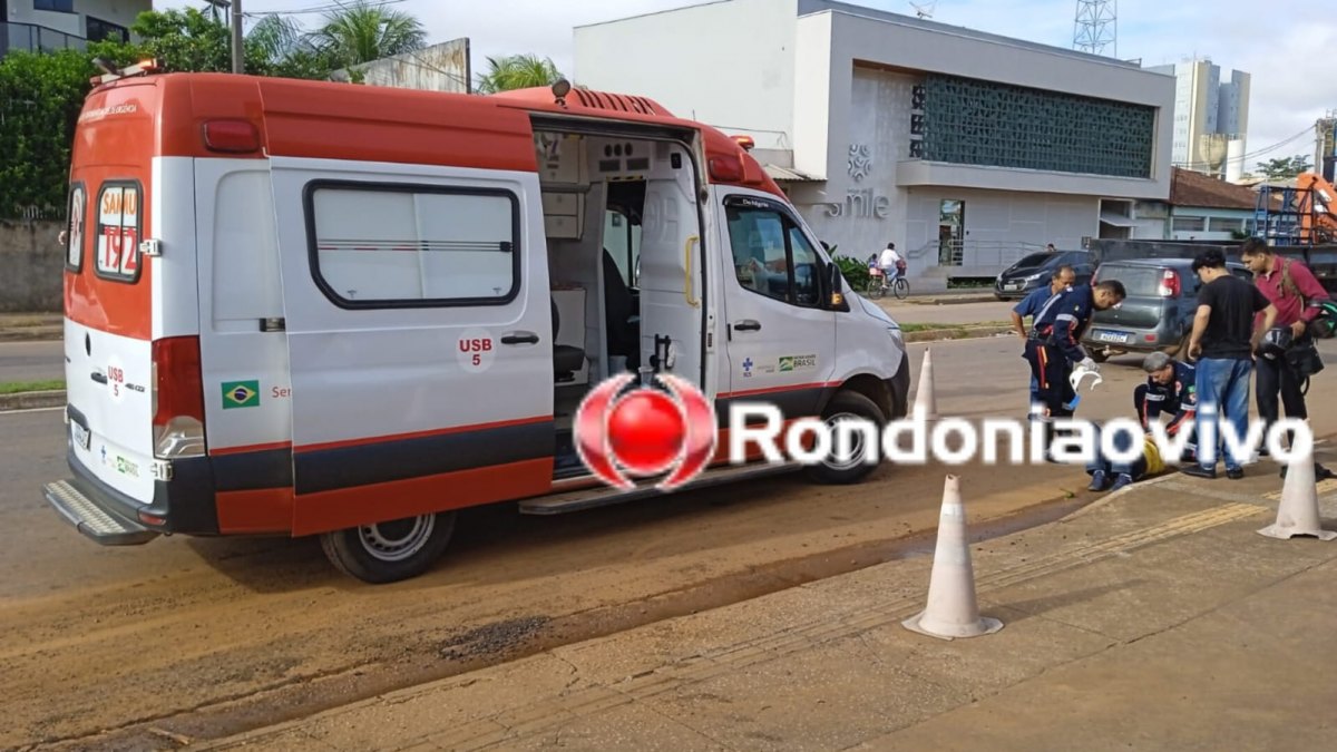 FRATURA: Motociclista vai parar no meio fio após queda ao desviar de ciclista