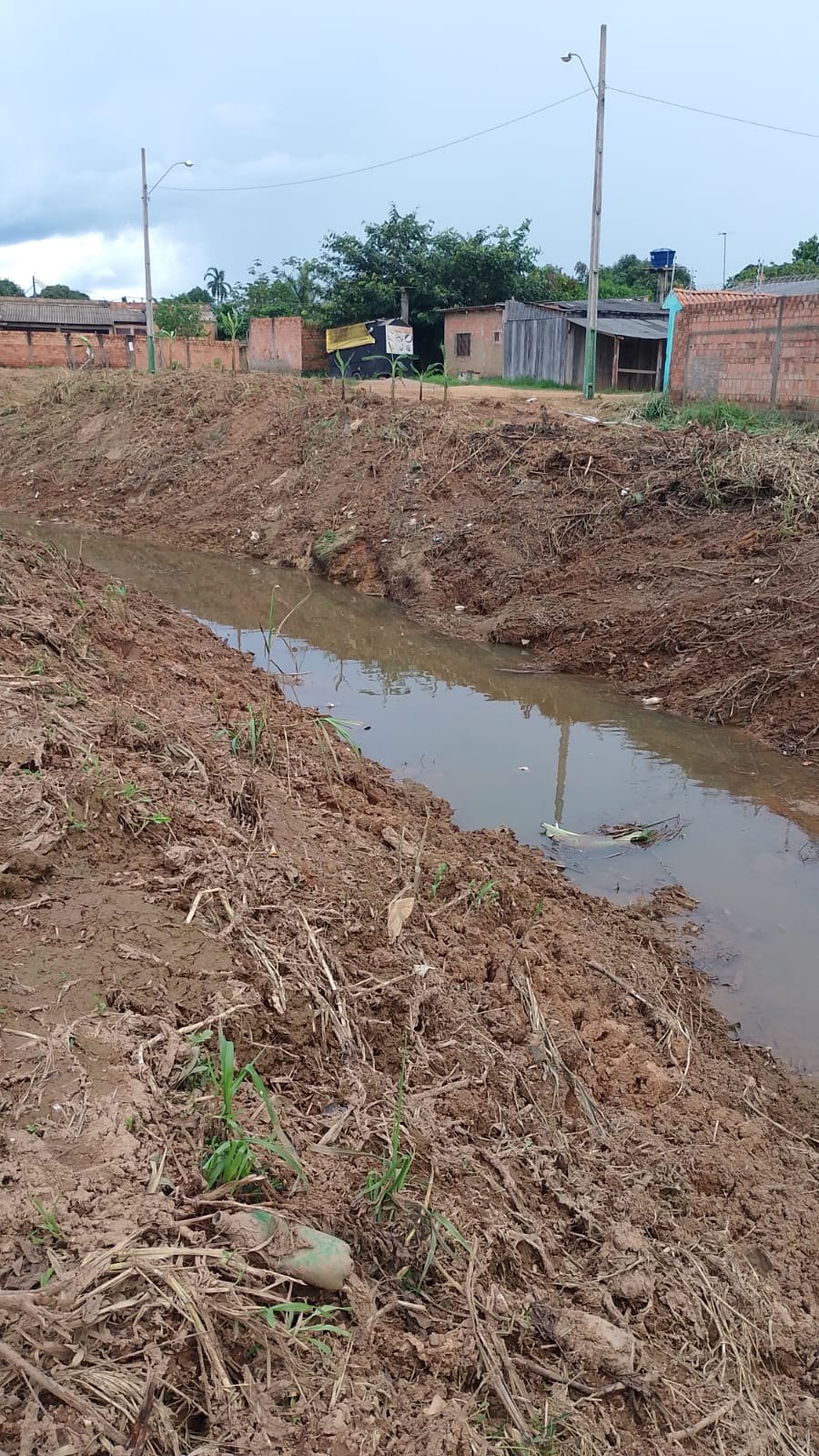 EDWILSON NEGREIROS: Vereador solicita e SEMOB providencia limpeza de canal no Cidade do Lobo