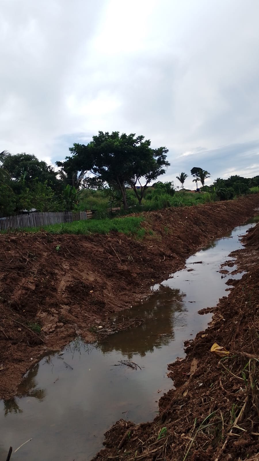 EDWILSON NEGREIROS: Vereador solicita e SEMOB providencia limpeza de canal no Cidade do Lobo