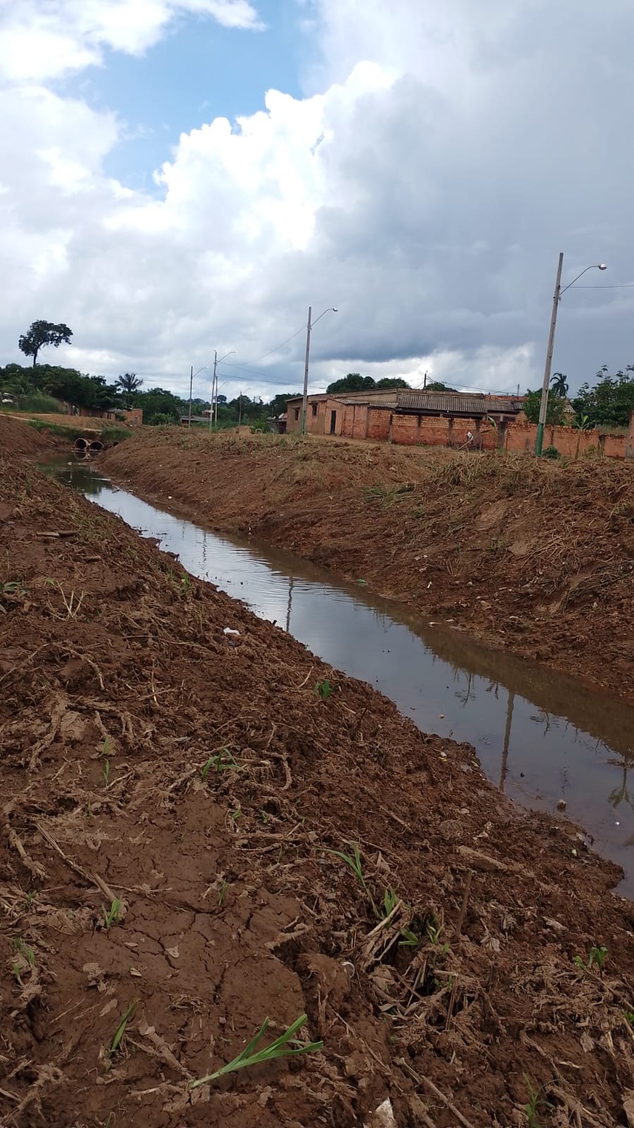 EDWILSON NEGREIROS: Vereador solicita e SEMOB providencia limpeza de canal no Cidade do Lobo
