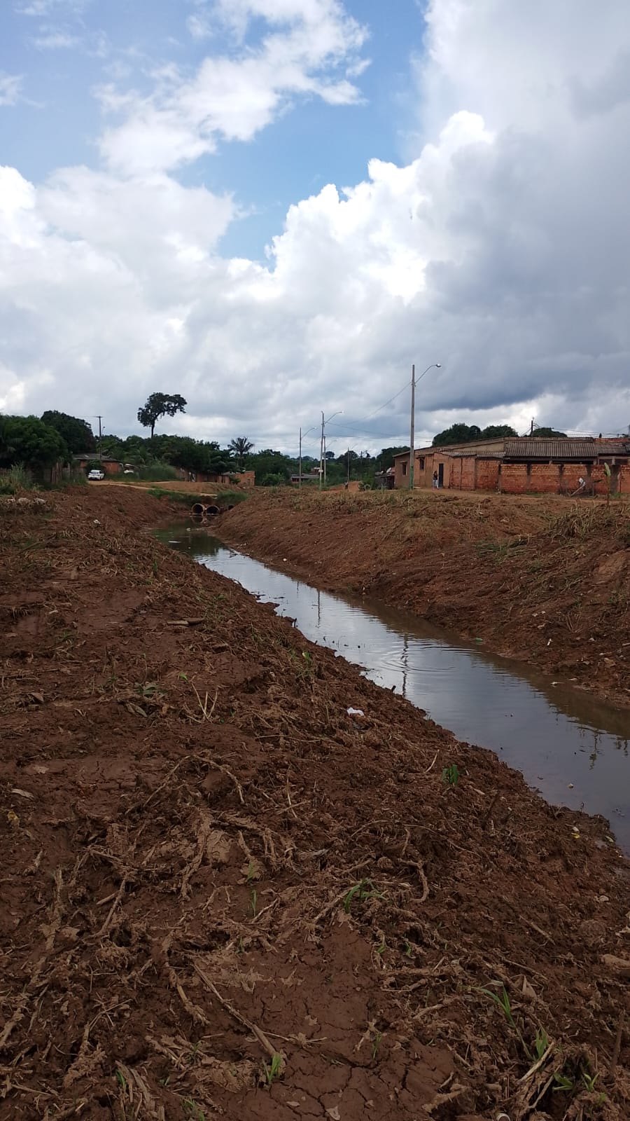 EDWILSON NEGREIROS: Vereador solicita e SEMOB providencia limpeza de canal no Cidade do Lobo
