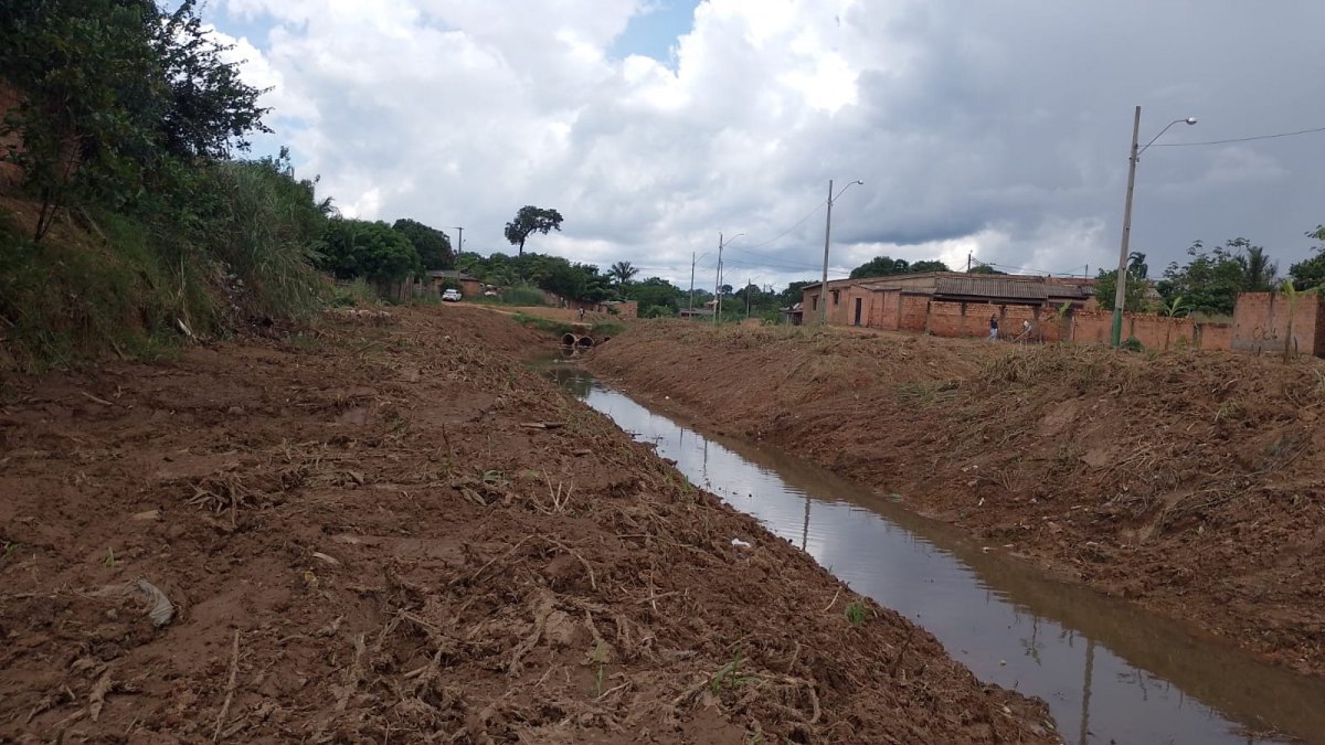 EDWILSON NEGREIROS: Vereador solicita e SEMOB providencia limpeza de canal no Cidade do Lobo