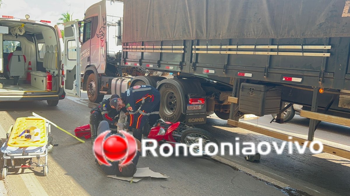VÍDEO: Motociclista sofre graves lesões ao ser atropelado por carreta