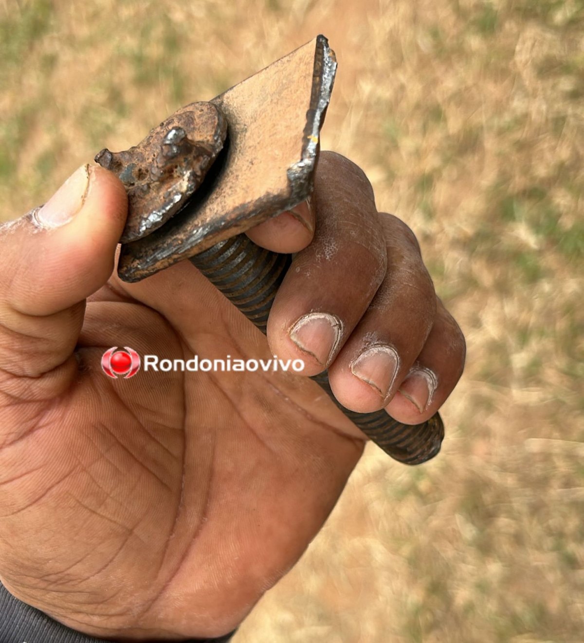 VÍDEO: Reboque de moto se solta e atinge motociclista em frente de escola 