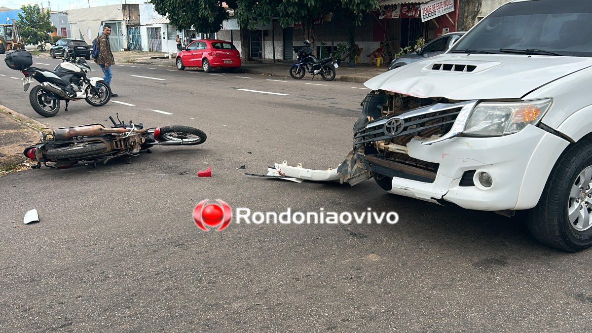 HILUX AVANÇOU: Motociclista sofre gravíssima fratura exposta em acidente no Centro