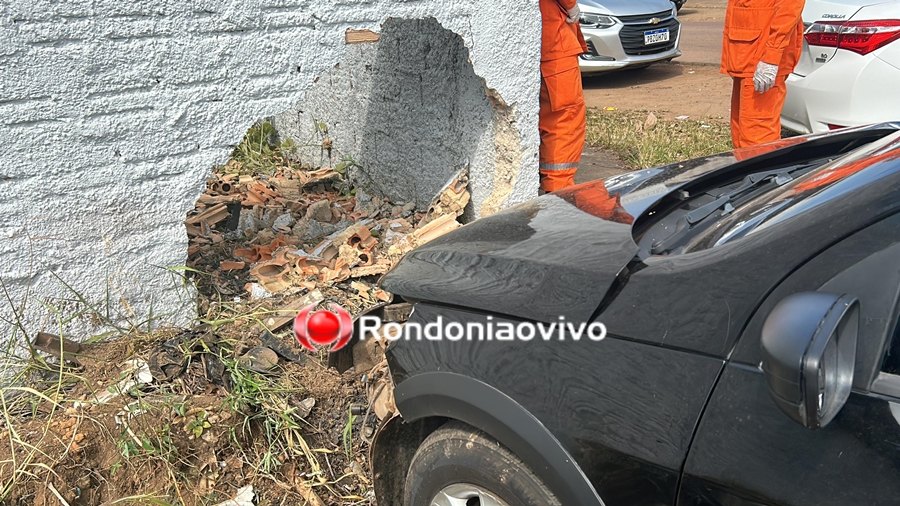 ASSISTA: Carro atinge muro de escola após grave colisão e deixa dois feridos