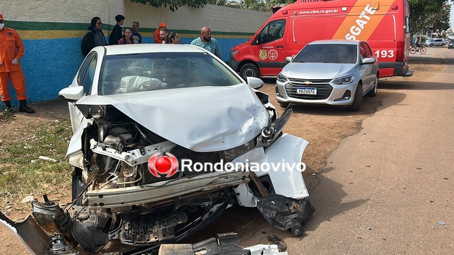 ASSISTA: Carro atinge muro de escola após grave colisão e deixa dois feridos