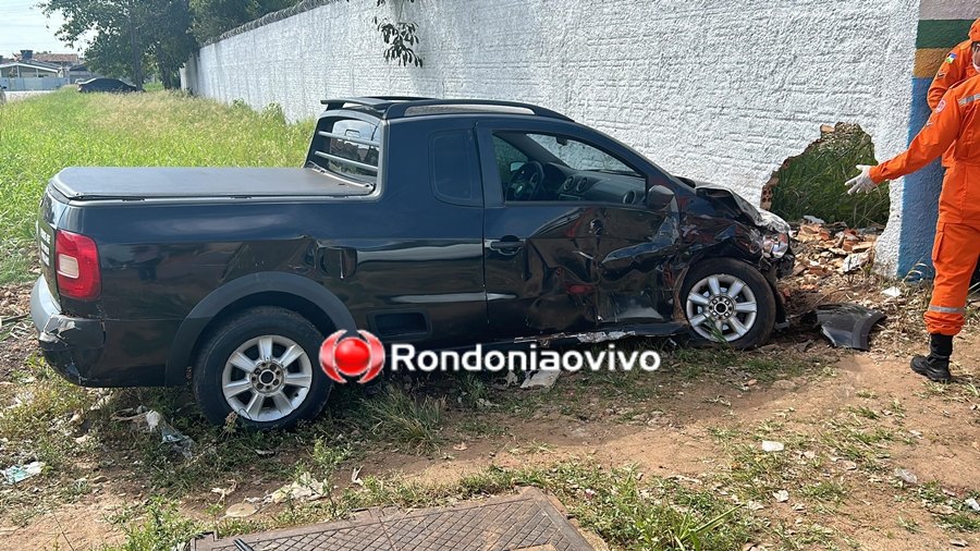 ASSISTA: Carro atinge muro de escola após grave colisão e deixa dois feridos