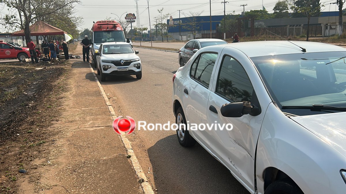 VÍDEO: Motociclista vai parar na calçada após colisão com carro na Imigrantes
